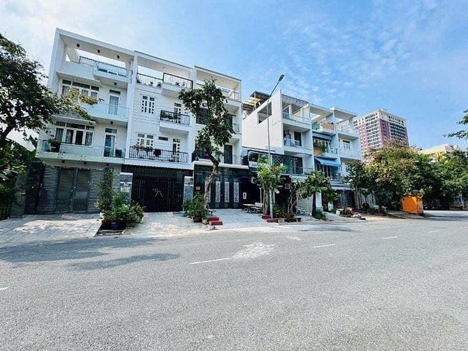 Nhà 4 tầng mặt đường thông 20 m Quận 7. 5*18 hơn 13 tỷ.