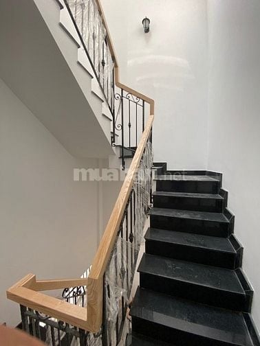 Cho thuê nhà phố An Dương Vương 4PN, 2WC, giá 13tr/tháng, ở liền.