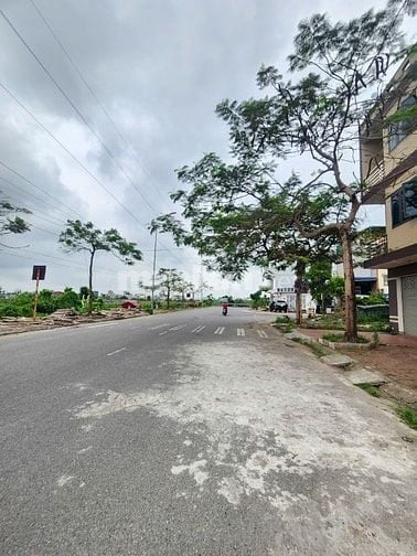 Cần bán căn nhà 2 tầng mặt trục chính Tái Định Cư Bạch Mai, Đồng Thái,