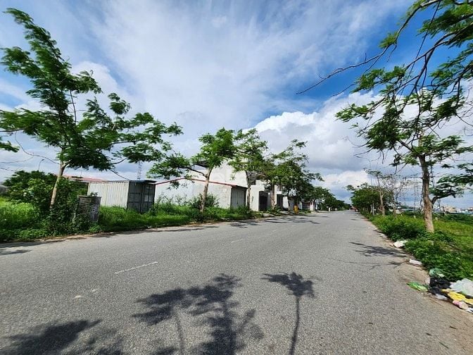 Cần bán căn nhà 2 tầng mặt trục chính Tái Định Cư Bạch Mai, Đồng Thái,