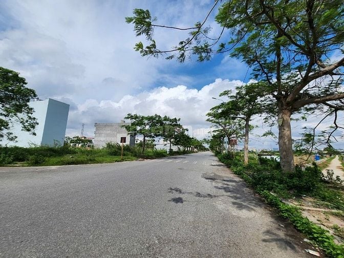 Cần bán căn nhà 2 tầng mặt trục chính Tái Định Cư Bạch Mai, Đồng Thái,