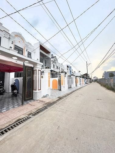 Siêu phẩm nhà phố - Gần chợ Bình Chánh - Shr công chứng trong ngày