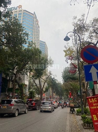 Cho thuê mặt phố BÀ TRIỆU 320m2 x 3 tầng gần Vincom Bà Triệu