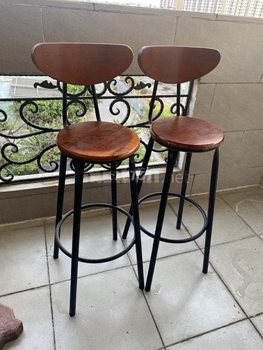 Cần thanh lý hai ghế gỗ quầy bar