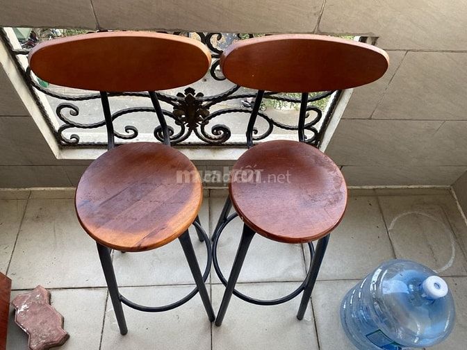 Cần thanh lý hai ghế gỗ quầy bar