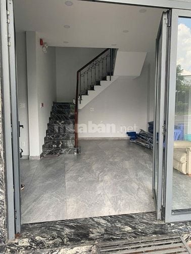 Cho thuê mặt bằng 372 Phạm Văn Đồng, P.1, Gò Vấp, DT 150m2, ngang 11m