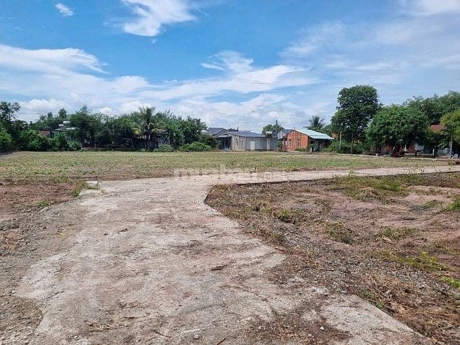 Hơn 550m2 có 100m2 thổ cư. Đường bê tông thông. 660tr còn TL mạnh 
