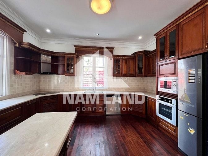 CHO THUÊ BIỆT THỰ ĐẸP 1300m HỒ BƠI,SÂN VƯỜN QUẬN 2 GIÁ 150 TRIỆU TL.