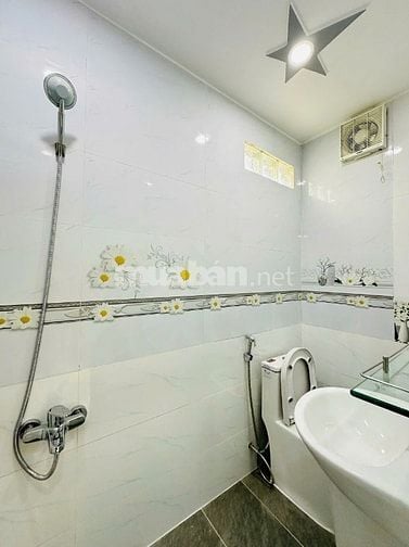 Nhà mới xây 5 tầng,Đường rộng 8m,rổ giá 6toi65o