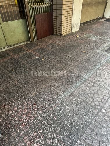 Mặt bằng trống trước nhà cho thuê tại Q4