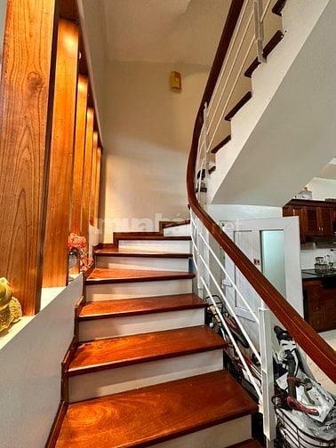 Nhà riêng này nằm ở Phường Ngọc Hà, Ba Đình, Hà Nội, với thiết kế5tầng