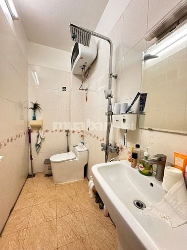 Nhà riêng này nằm ở Phường Ngọc Hà, Ba Đình, Hà Nội, với thiết kế5tầng