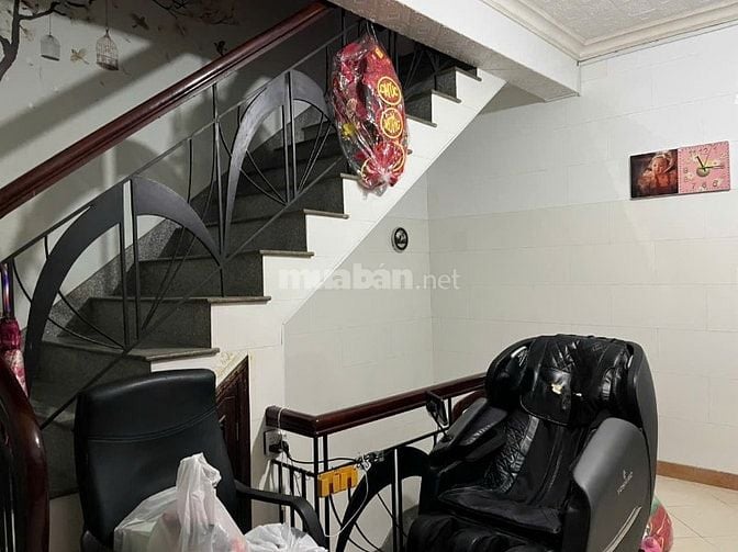 Nhà mặt tiền, khu vực sầm uất, tiện kinh doanh