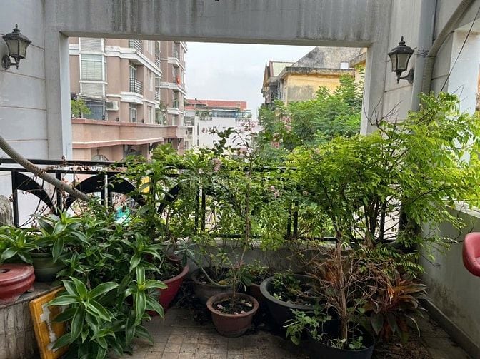 Nhà mặt tiền, khu vực sầm uất, tiện kinh doanh