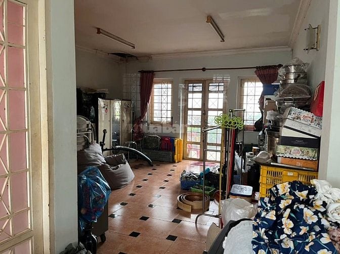 Nhà mặt tiền, khu vực sầm uất, tiện kinh doanh