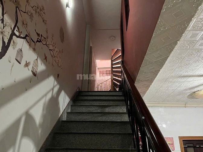 Nhà mặt tiền, khu vực sầm uất, tiện kinh doanh