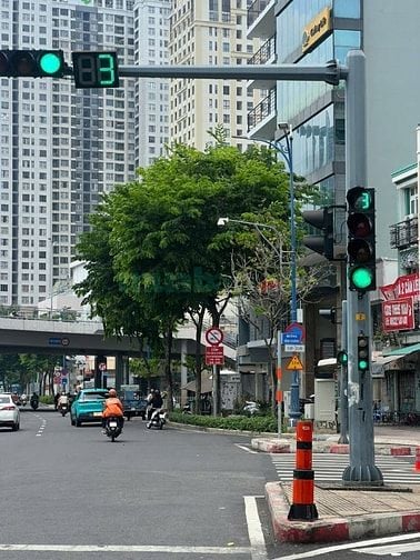 Cho thuê nhà 2 mặt tiền số 89 - 90 Bến Vân Đồn, P.9, Q.4