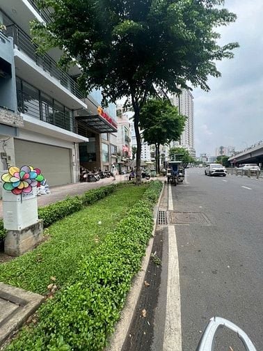 Cho thuê nhà 2 mặt tiền số 89 - 90 Bến Vân Đồn, P.9, Q.4