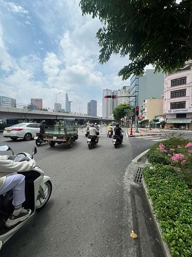 Cho thuê nhà 2 mặt tiền số 89 - 90 Bến Vân Đồn, P.9, Q.4