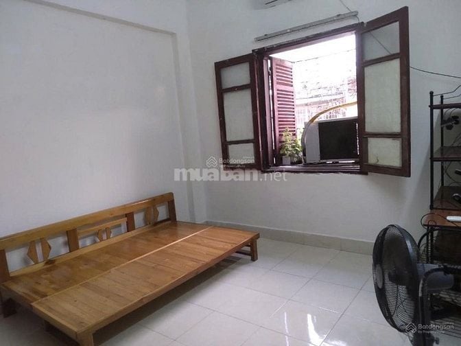 Cho thuê căn hộ tập thể khép kín gần 30 m2 tại Kim Mã Thượng