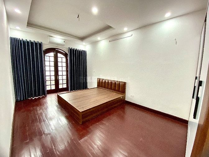 Cầu Giấy ngõ thông oto qua kinh doanh sầm uất. Nhà đẹp thang máy.