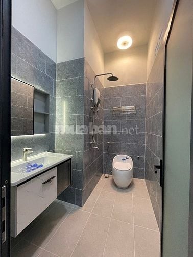 Bán nhà 1 trệt 1 lầu hẻm rộng 6m đường Đình Phong Phú, sổ hồng riêng