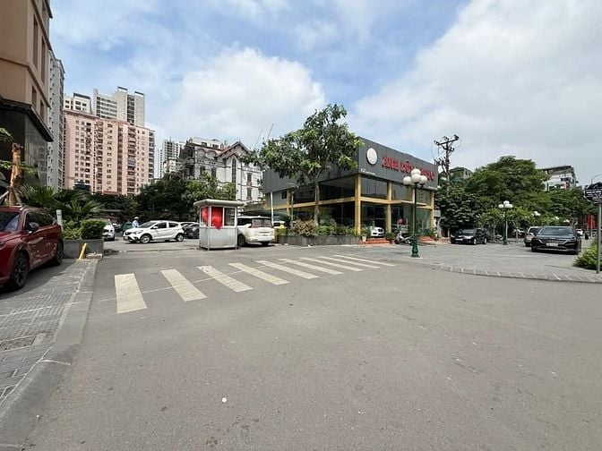 Bán Biệt Thự đầu ngõ 164 Khuất Duy Tiến, 150m2, 5 tầng mặt tiền 7,2m