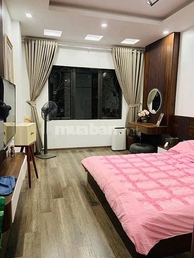 Yên Hoà, sổ vuông đét, vài bước ra phố, nhà đẹp bê tông b5