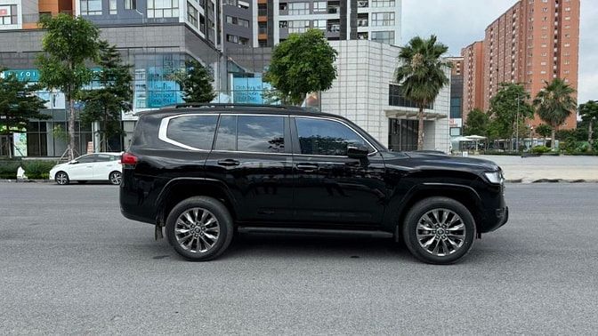 Bán Toyota Land Cruiser LC300 sản xuất 2023.