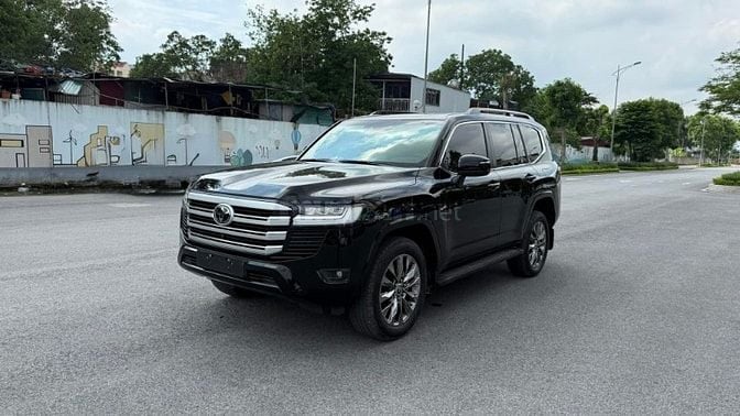 Bán Toyota Land Cruiser LC300 sản xuất 2023.
