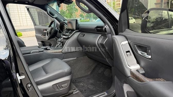 Bán Toyota Land Cruiser LC300 sản xuất 2023.