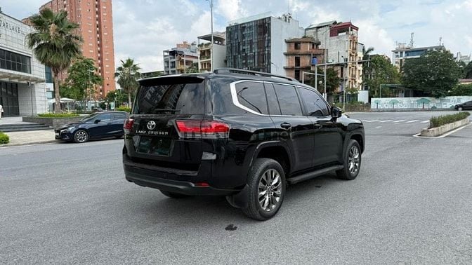 Bán Toyota Land Cruiser LC300 sản xuất 2023.