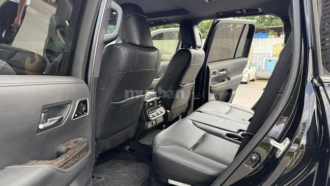 Bán Toyota Land Cruiser LC300 sản xuất 2023.