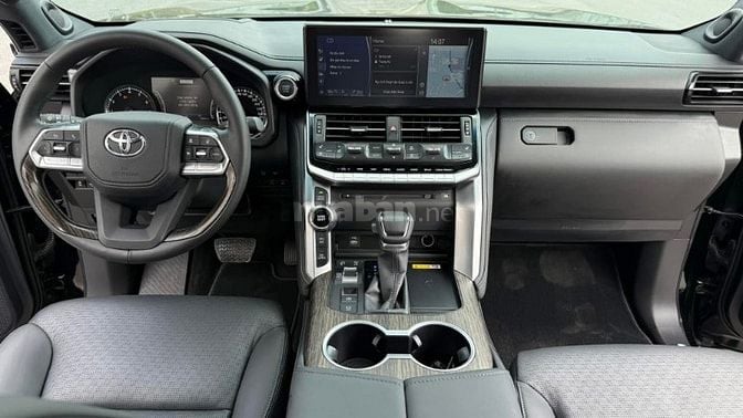 Bán Toyota Land Cruiser LC300 sản xuất 2023.