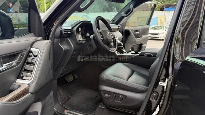Bán Toyota Land Cruiser LC300 sản xuất 2023.