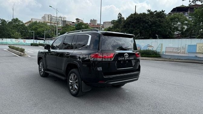 Bán Toyota Land Cruiser LC300 sản xuất 2023.