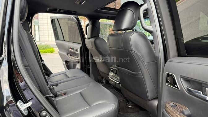 Bán Toyota Land Cruiser LC300 sản xuất 2023.