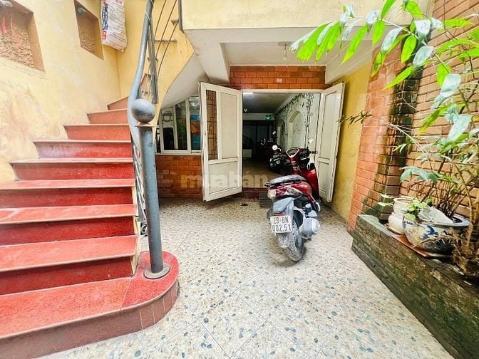 Nhà ngõ Giáp Bát sân, sổ to, gần Ô tô, giá đầu tư, lắp được thang máy