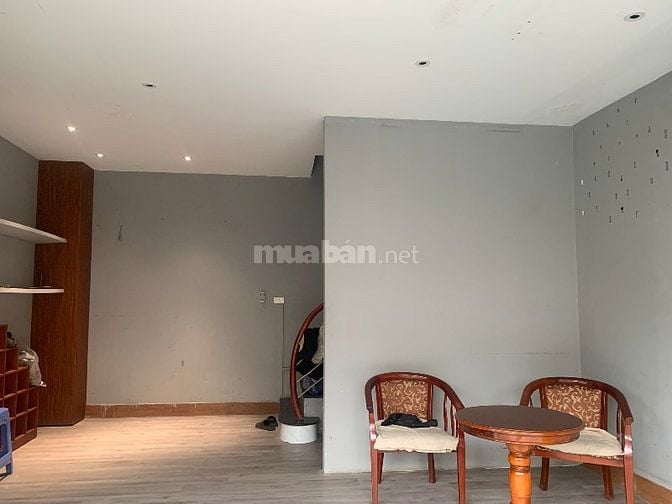 Cho thuê tầng một mặt đường Âu cơ 