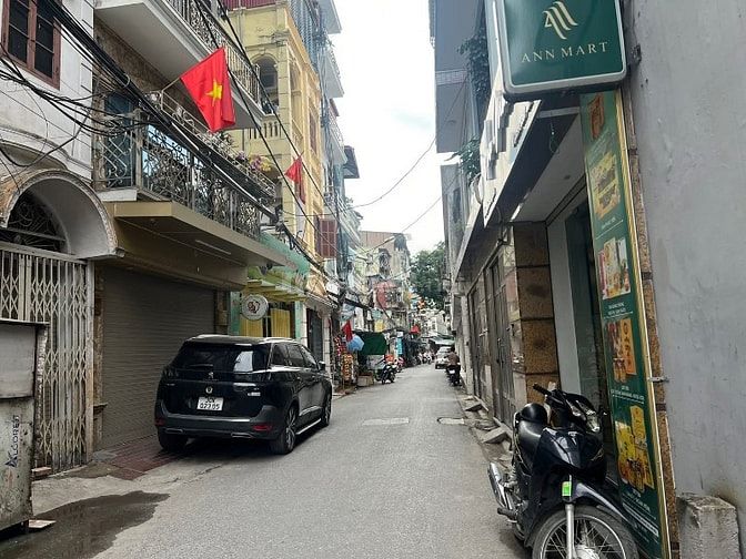 Nhà ngõ Giáp Bát sân, sổ to, gần Ô tô, giá đầu tư, lắp được thang máy