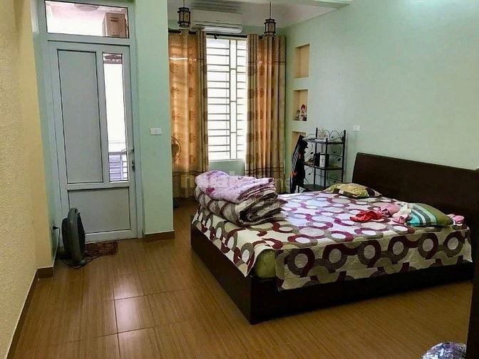 Nhà ngõ Giáp Bát sân, sổ to, gần Ô tô, giá đầu tư, lắp được thang máy