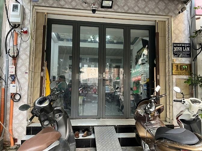 Nhà mặt tiền, khu vực sầm uất, tiện kinh doanh