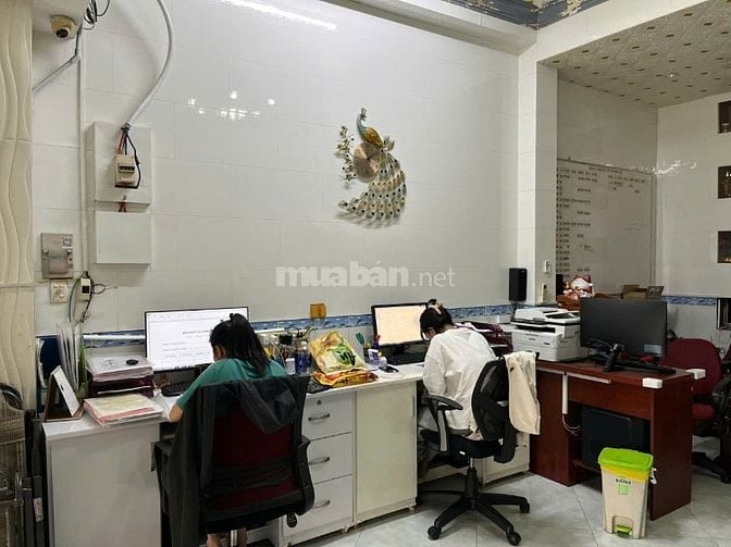 Nhà mặt tiền, khu vực sầm uất, tiện kinh doanh