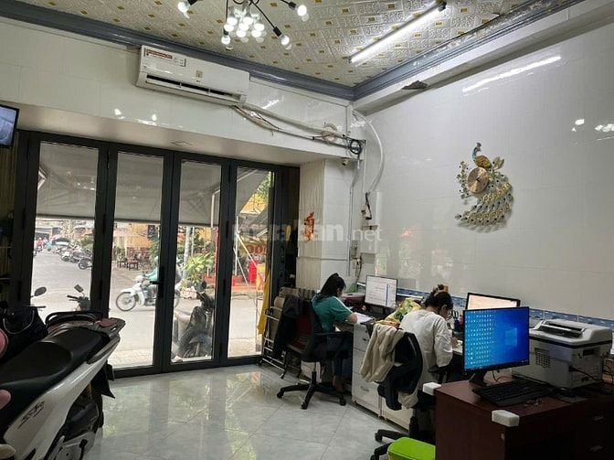 Nhà mặt tiền, khu vực sầm uất, tiện kinh doanh