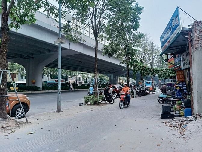 Cần bán nhà mặt đường Phạm Văn Đồng, Xuân Đỉnh.SĐ 86m2, 3 MT, TT 112m2