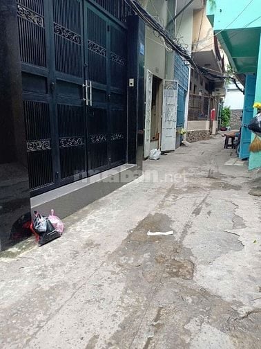 Chính chủ cho thuê nhà sạch đẹp hẻm 462 CMT8, p11,Q3.