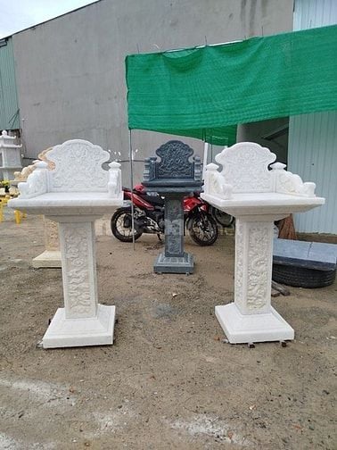 bàn thờ thần linh bằng đá ngoài trời