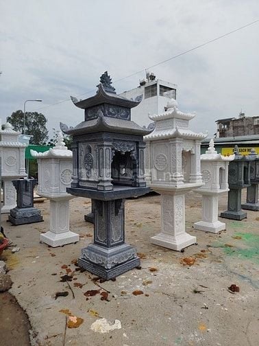 bàn thờ thần linh bằng đá ngoài trời
