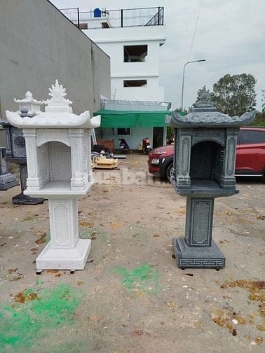 bàn thờ thần linh bằng đá ngoài trời