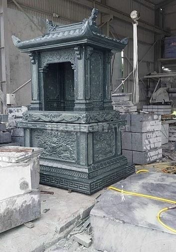 bàn thờ thần linh bằng đá ngoài trời